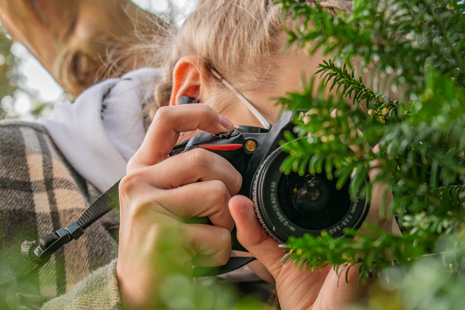 Fotografka při práci v přírodě